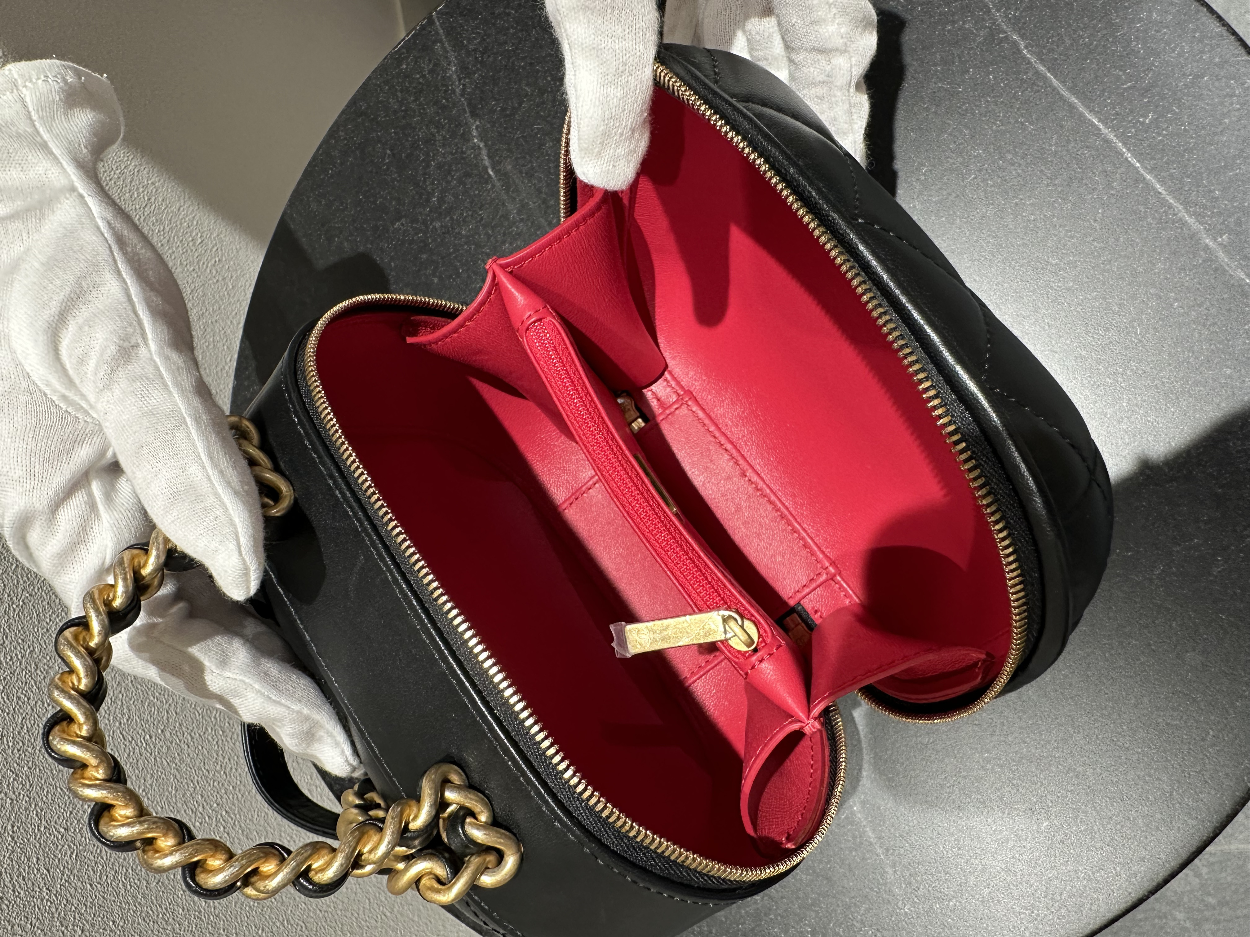 シャネルバッグや財布のシリアルシールの場所を探す様子