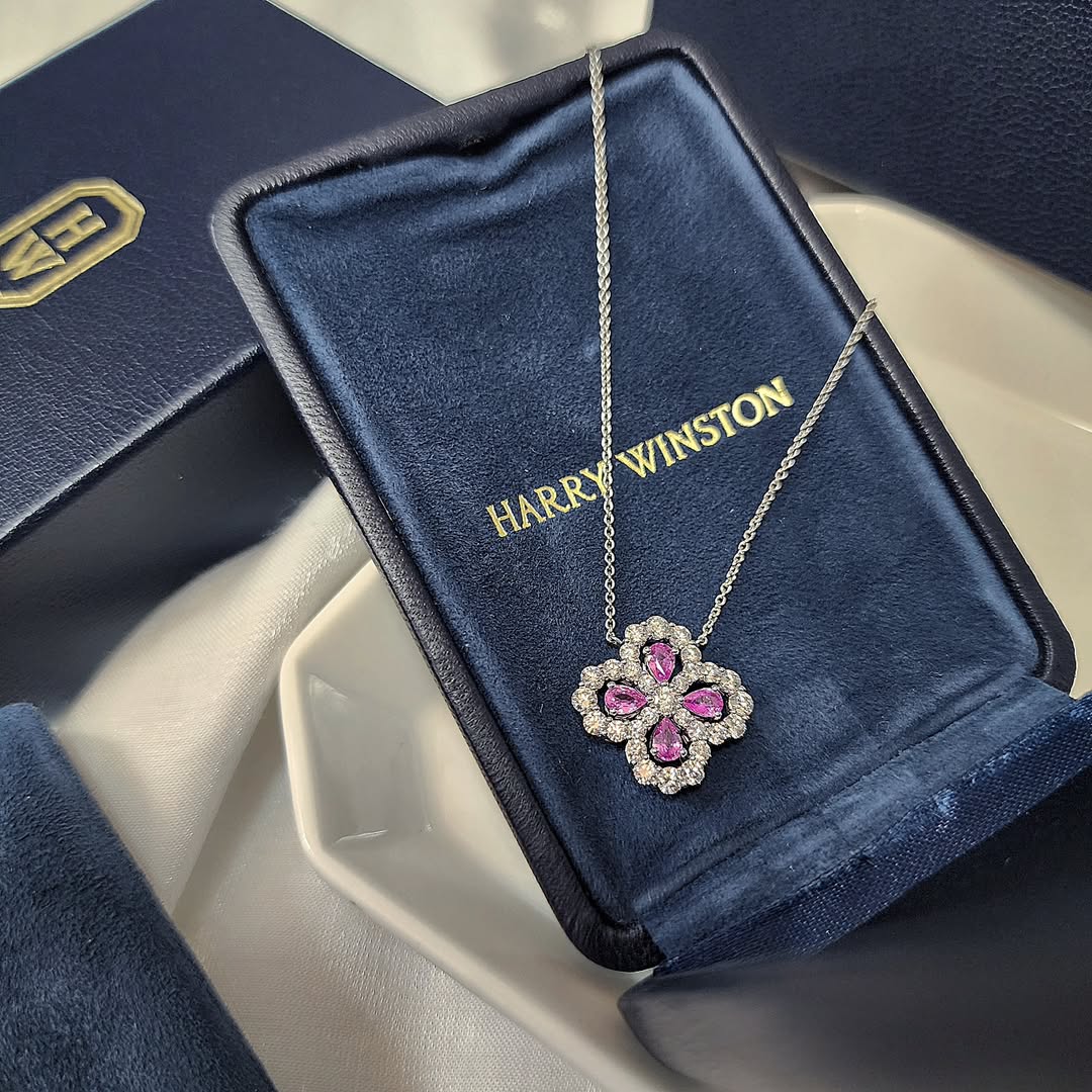 色石がメインのネックレス