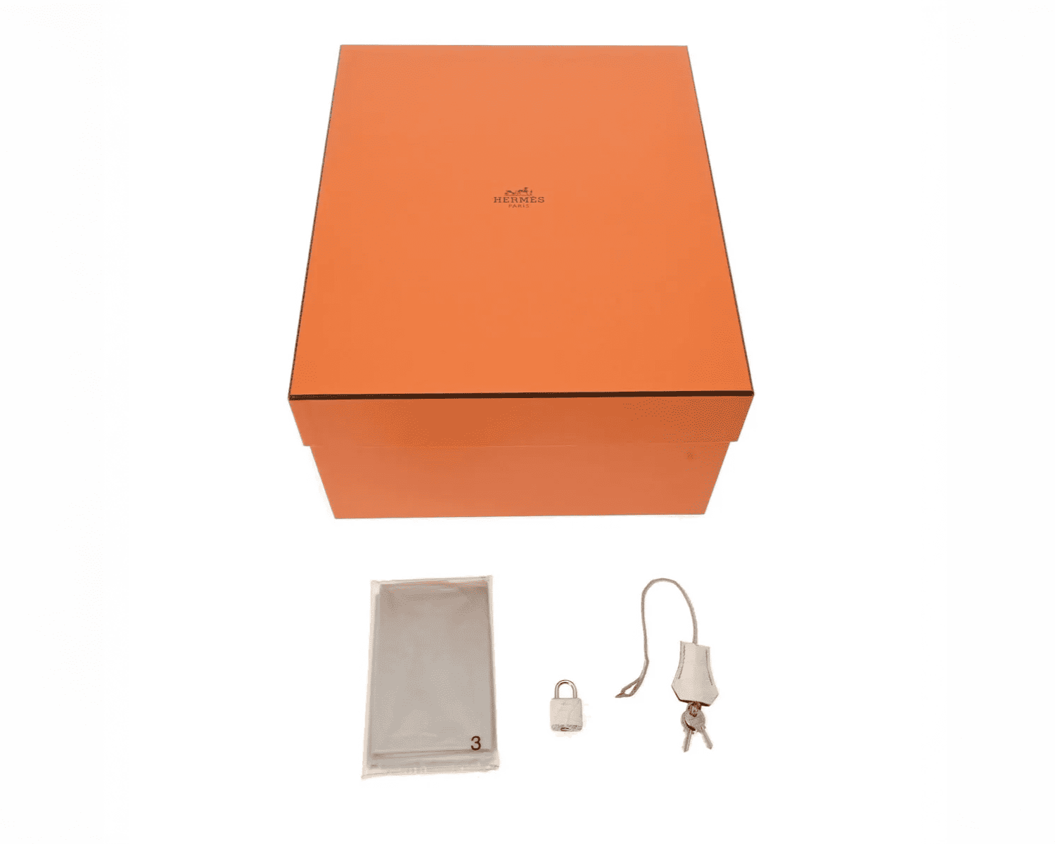 時計の箱や保証書などの付属品一式が綺麗に並べられているイメージ