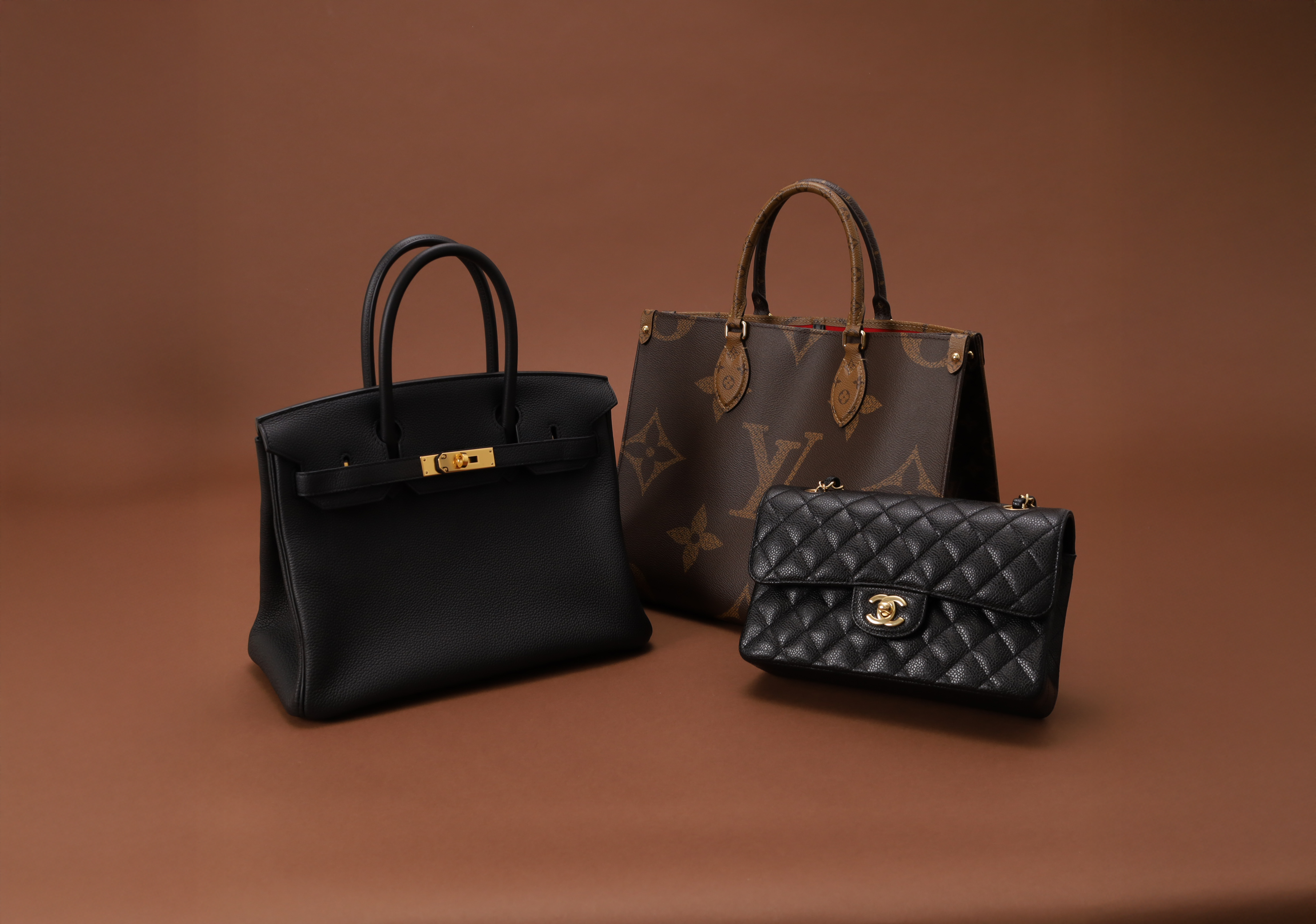 カレンダーの日付に丸がつき、時計の針が動いているイメージ